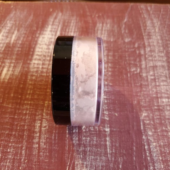 Light Ivory Silky Setting Powder Mary Kay - Picture 5 of 6